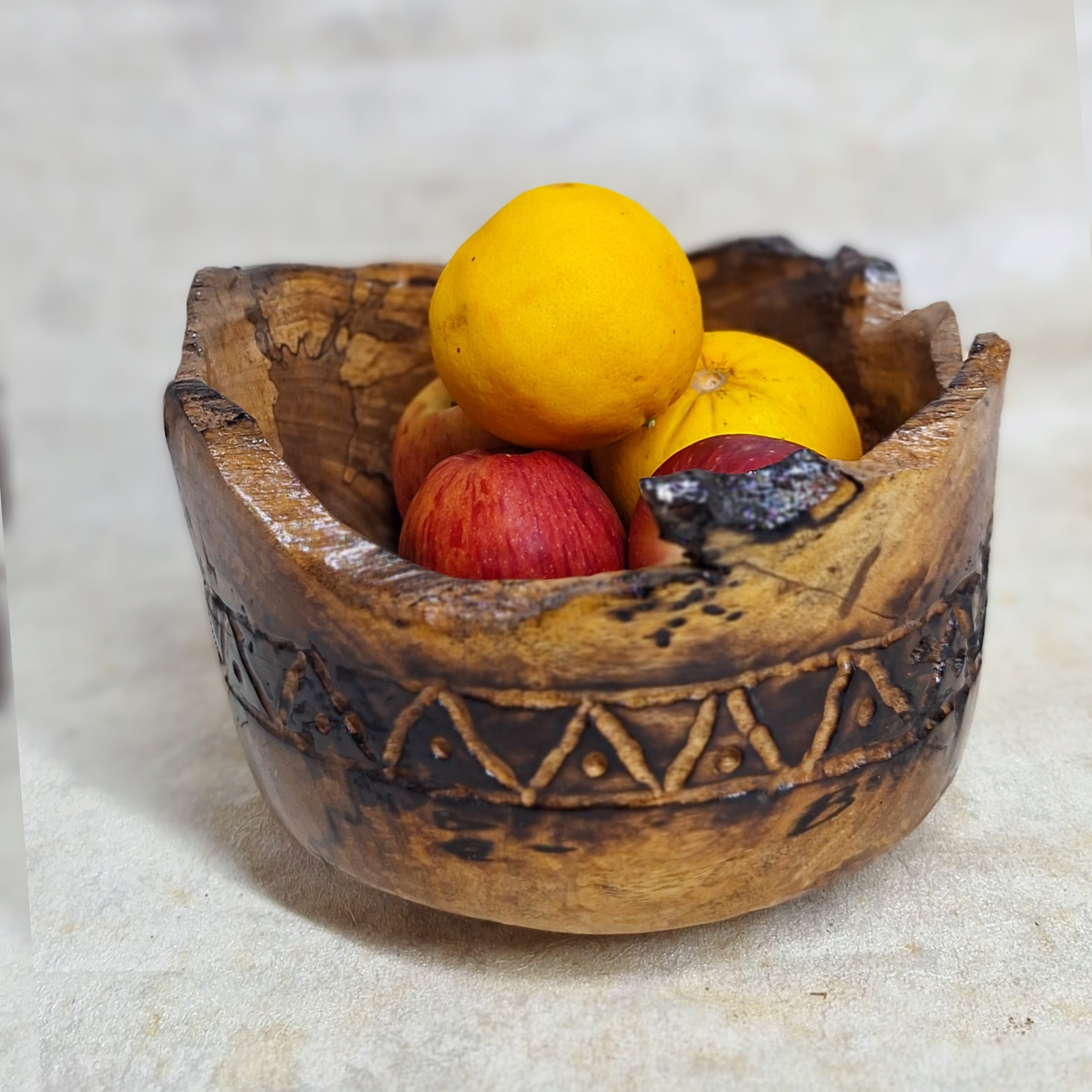 میوه خوری دفُرمه کهنه کاری گردبا۳عدد پایه کوتاه از جنس چوب گردو